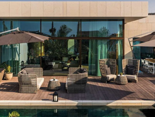 Terraza privada de una villa Bvlgari en Dubái, con piscina, mobiliario de lujo y diseño exclusivo, parte de los hoteles más caros del mundo en 2026.
