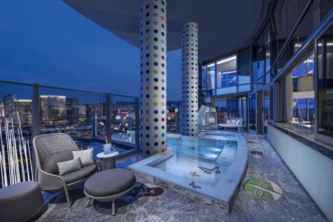 Terraza interior de la Empathy Suite de Las Vegas, una suite de lujo extremo con piscina privada, diseño exclusivo y vista panorámica de la ciudad, ideal para ilustrar los hoteles más caros del mundo en 2026.