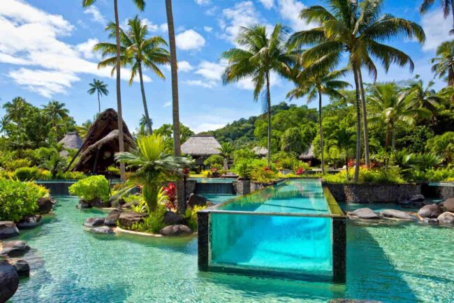Laucala Island en Fiji, un exclusivo resort de lujo con piscinas, palmeras y villas tropicales, incluido entre los hoteles más caros del mundo en 2026.