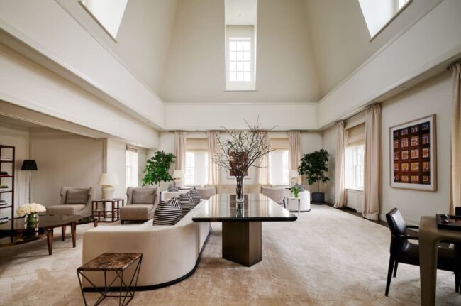 Interior del Mark Penthouse en Nueva York, una suite de lujo extremo con amplio salón, diseño exclusivo y servicios premium entre los alojamientos más caros del mundo.