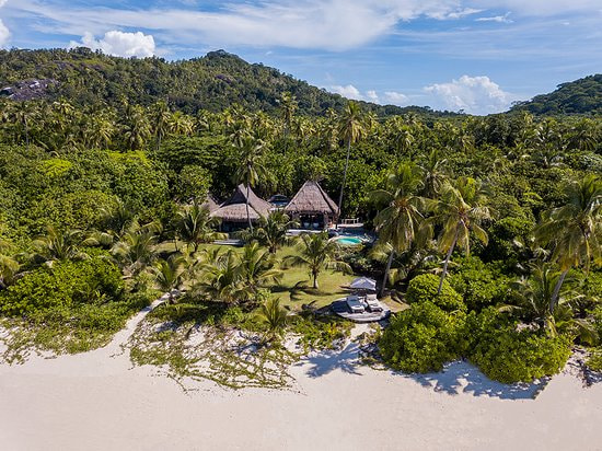 Vista aérea de North Island en Seychelles, un exclusivo resort de lujo rodeado de playa blanca, vegetación tropical y villas privadas, incluido entre los hoteles más caros del mundo en 2026.
