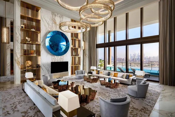 Royal Mansion de Atlantis Dubai entre los hoteles más caros del mundo en 2026 Interior de la Royal Mansion de Atlantis Dubai, una suite de lujo extremo con salón amplio, ventanales de piso a techo, diseño exclusivo y vista panorámica, ideal para ilustrar los hoteles más caros del mundo en 2026.