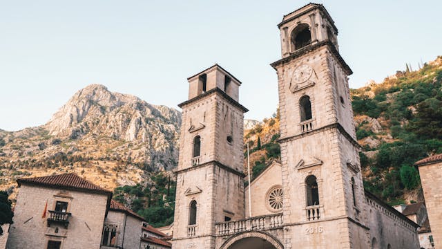 Kotor, Montenegro: destino europeo para evitar multitudes en 2026 Vista de una iglesia histórica en Kotor, Montenegro, uno de los destinos europeos que pueden ser una alternativa para viajar en 2026 con menos multitudes que las grandes capitales.