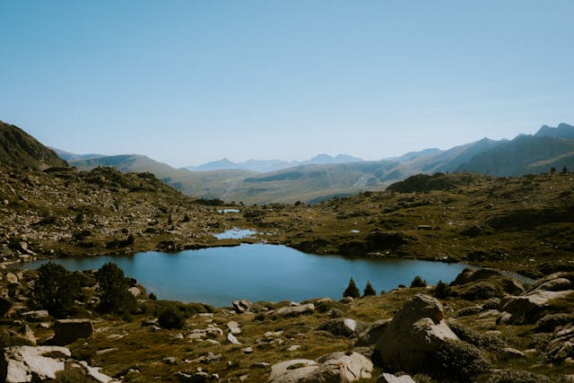 Lago de montaña en Andorra, país ubicado en los Pirineos entre España y Francia