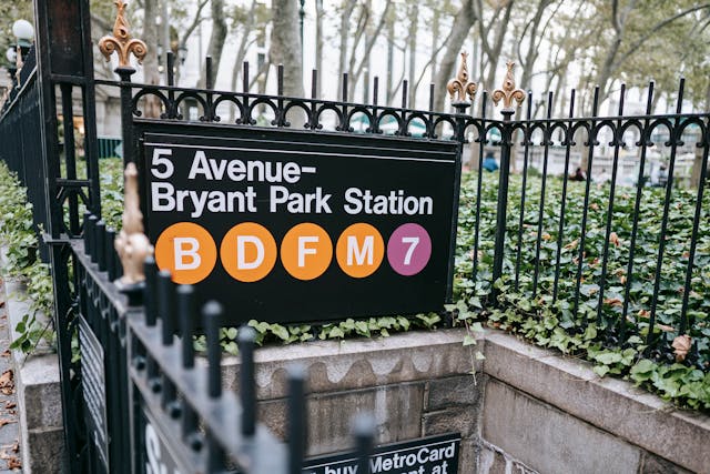 Entrada del metro en Bryant Park, Nueva York, con señal de líneas B, D, F, M y 7.