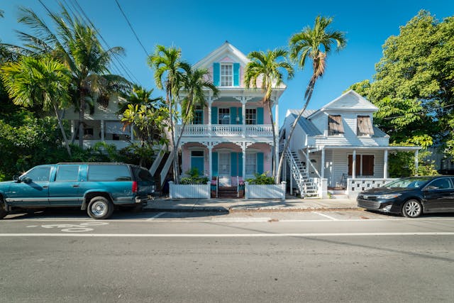 Casas coloridas con palmeras en Key West, una imagen que representa el destino final del viaje desde Miami por la ruta de los Cayos de Florida.