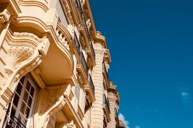 Arquitectura de Mónaco y Montecarlo Fachada elegante de un edificio histórico en Mónaco, relacionada con los paseos urbanos y la arquitectura de Montecarlo.