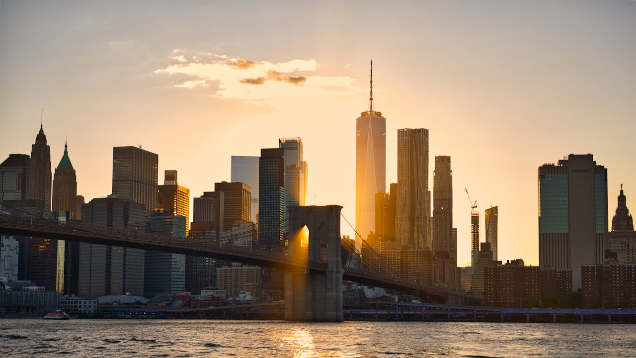 Skyline de Nueva York al atardecer con el puente de Brooklyn y rascacielos de Manhattan.