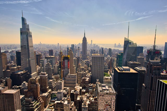 Vista aérea de Nueva York con el Empire State Building en el centro y rascacielos de Manhattan.