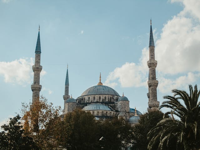 Mezquita Azul de Estambul con sus minaretes bajo cielo despejado.
