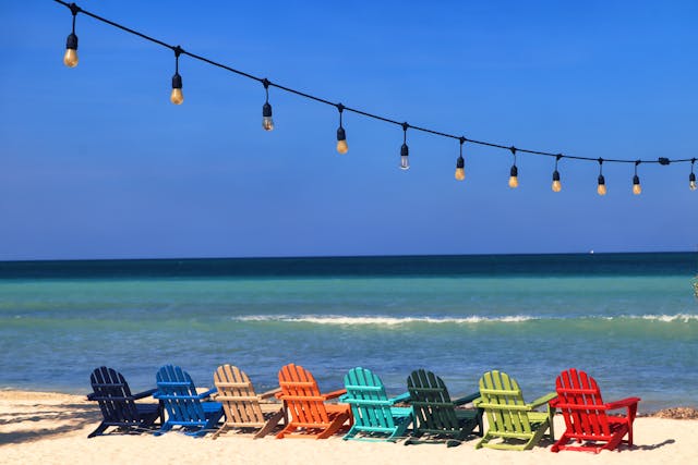 Playa de Aruba con sillas de colores frente al mar Caribe.