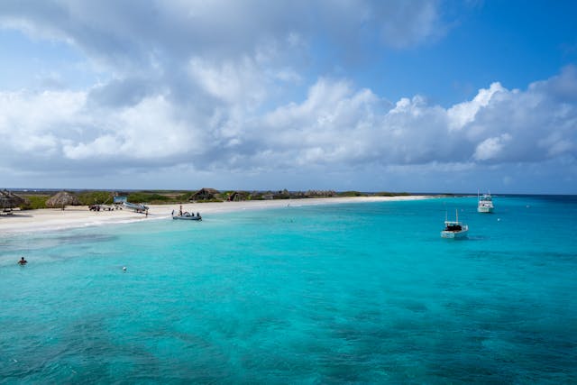 Playa de Curazao con aguas turquesa en el Caribe, isla que pertenece a Países Bajos