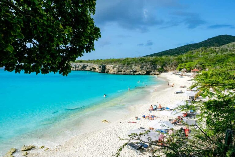 Playa de Curazao con arena blanca y mar turquesa en el Caribe, isla cercana a Venezuela