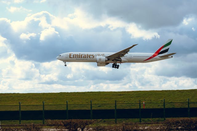 Avión comercial de Emirates en vuelo, imagen para artículo sobre clases premium economy y aerolíneas
