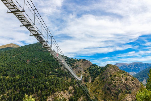 Puente colgante en Andorra sobre los Pirineos, atractivo turístico en el país entre España y Francia