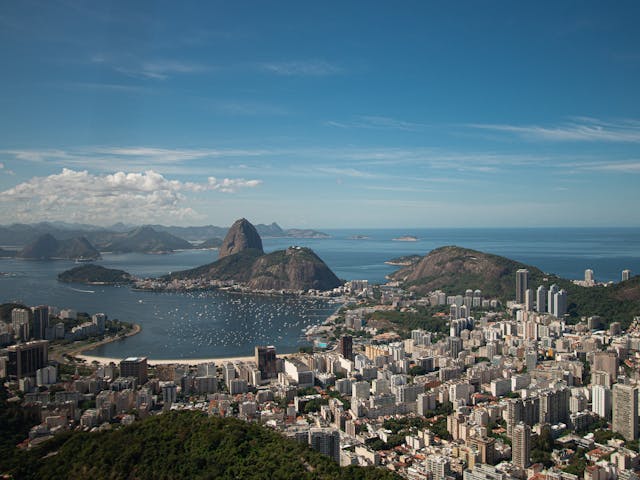 Vista panorámica de Río de Janeiro con la bahía, el Pan de Azúcar y la ciudad entre montañas, uno de los destinos que vuelve a ganar protagonismo entre los viajeros este año.
