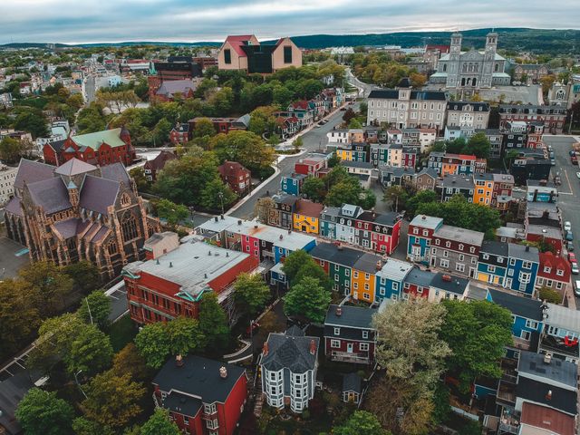 Vista aérea de una ciudad pequeña con casas coloridas, iglesias y calles tranquilas, una imagen que representa el auge de las secondary cities en Estados Unidos como destinos menos obvios para viajar.