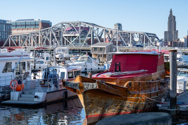 Puerto urbano con barcos y skyline de una ciudad secundaria de Estados Unidos, una imagen que representa el auge de destinos menos obvios que ganan viajeros.