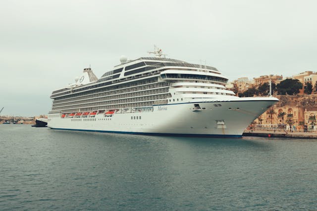 Crucero turístico atracado en puerto, imagen para contenido sobre seguridad en viajes en crucero