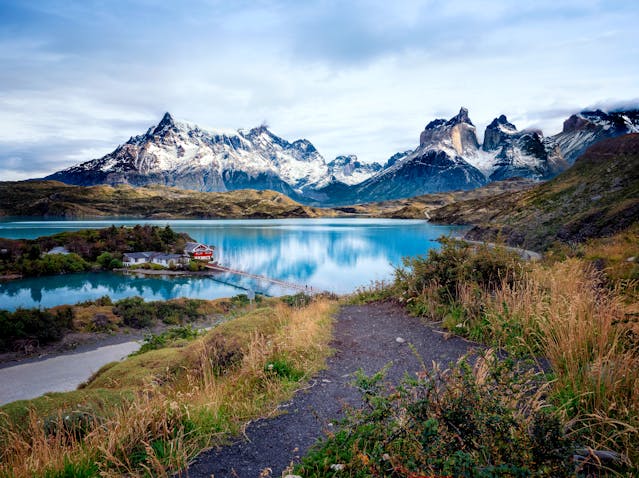 Paisaje de la Patagonia chilena con lago turquesa, montañas nevadas y senderos naturales, una imagen ideal para ilustrar vacaciones de invierno en Chile entre nieve, paisajes y escapadas.