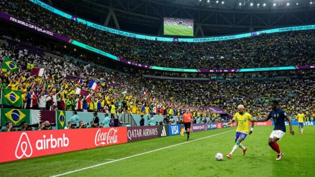 Partido de fútbol en un estadio lleno durante el Mundial, imagen relacionada con la promoción de Airbnb para conseguir entradas en 2026.