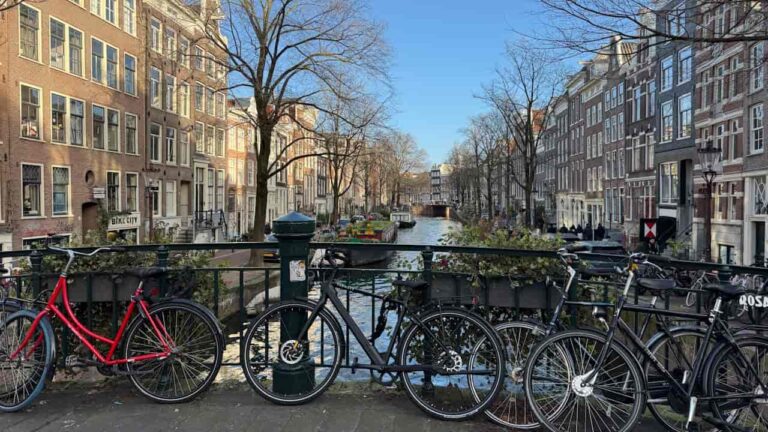 Bicicletas estacionadas junto a un canal de &Aacute;msterdam, una de las ciudades m&aacute;s famosas del mundo para recorrer en bicicleta.