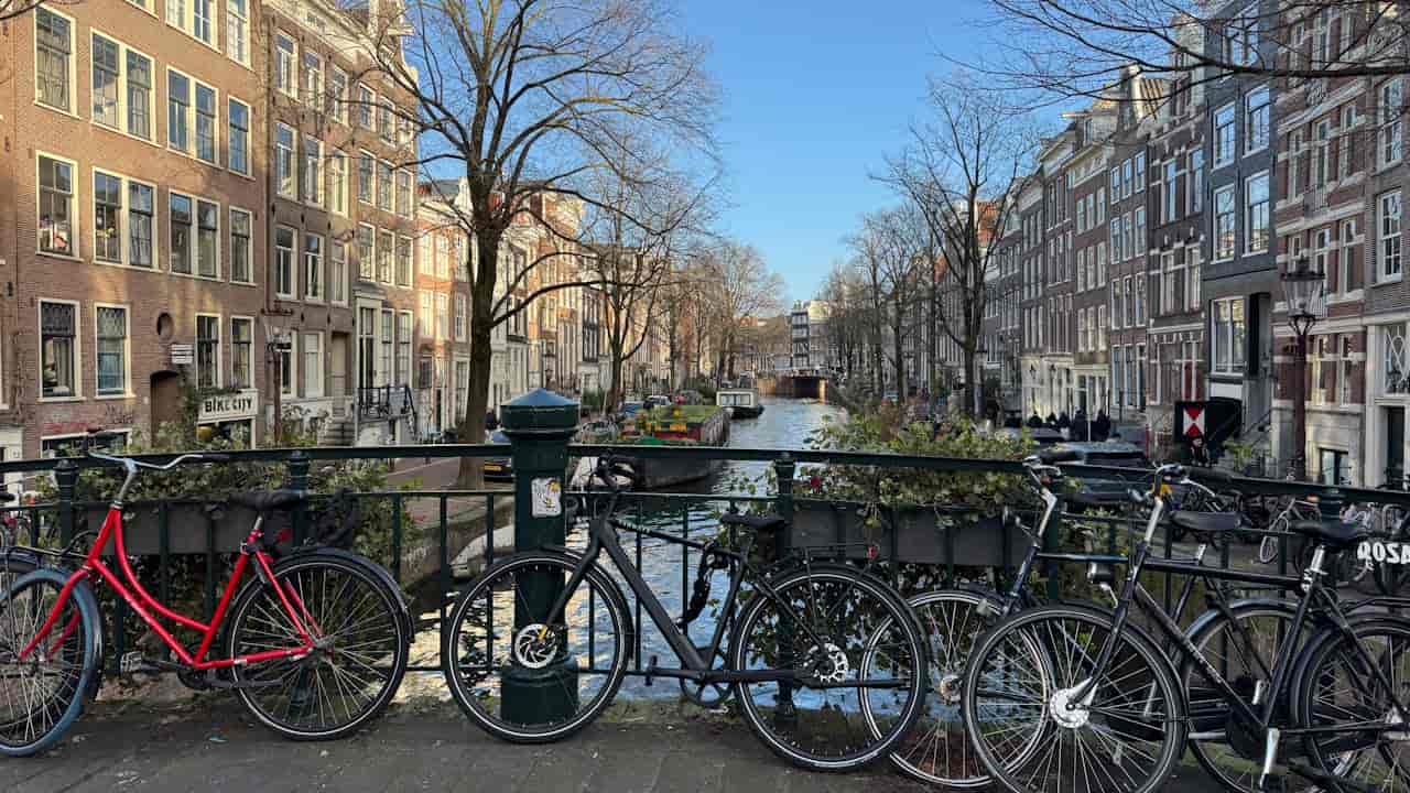 Bicicletas estacionadas junto a un canal de Ámsterdam, una de las ciudades más famosas del mundo para recorrer en bicicleta.