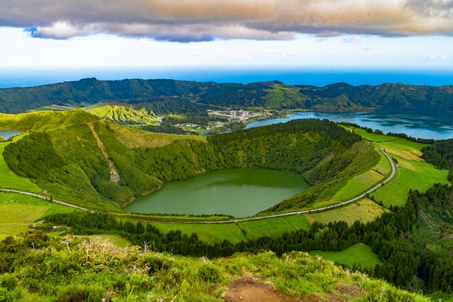 Azores, naturaleza volcánica entre las islas más lindas del mundo Paisaje de las Azores con lagos volcánicos, montañas verdes y el océano Atlántico, una de las islas más lindas del mundo.