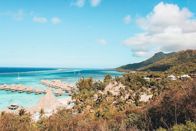 Bora Bora, una de las islas más lindas del mundo para viajar al menos una vez Vista panorámica de Bora Bora, en la Polinesia Francesa, con laguna turquesa, bungalows sobre el agua y montañas tropicales.
