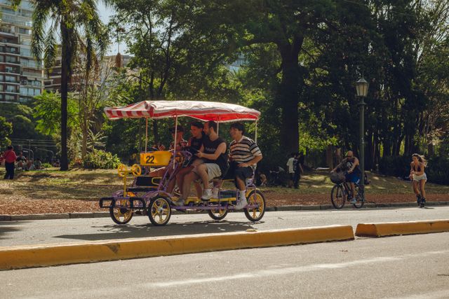 Personas recorren en bicicleta un parque urbano de Buenos Aires, una ciudad con circuitos ideales para pasear sobre dos ruedas.