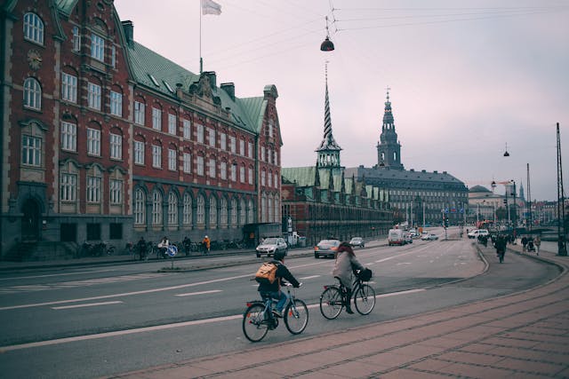 Ciclistas recorren una avenida de Copenhague, una de las ciudades más preparadas del mundo para moverse en bicicleta.