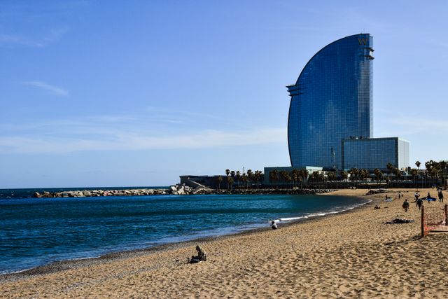 Playa de la Barceloneta con el hotel W Barcelona frente al mar Mediterráneo, una zona clave para calcular el presupuesto del viaje.