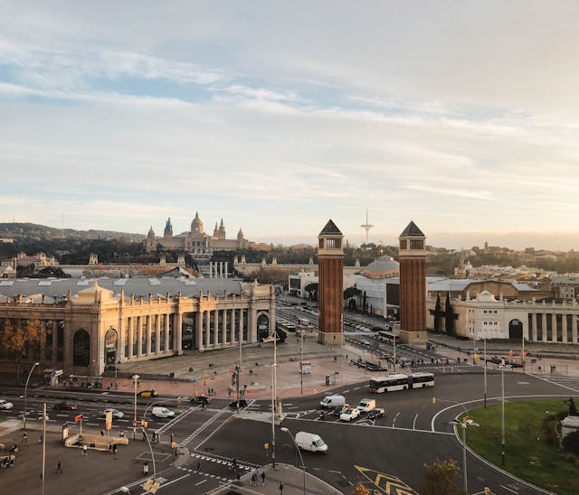 Vista de Plaza de España en Barcelona, una zona clave para visitar Montjuïc y calcular traslados dentro del presupuesto de viaje.