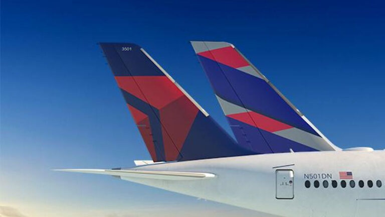 Avi&oacute;n de Delta en vuelo, relacionado con la alianza entre SkyMiles y LATAM Pass para viajar entre Sudam&eacute;rica y Estados Unidos.