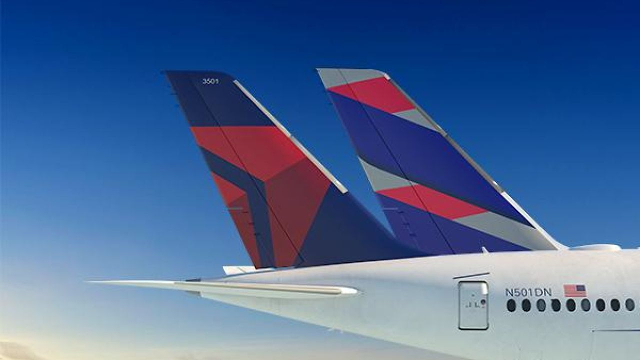 Avión de Delta en vuelo, relacionado con la alianza entre SkyMiles y LATAM Pass para viajar entre Sudamérica y Estados Unidos.