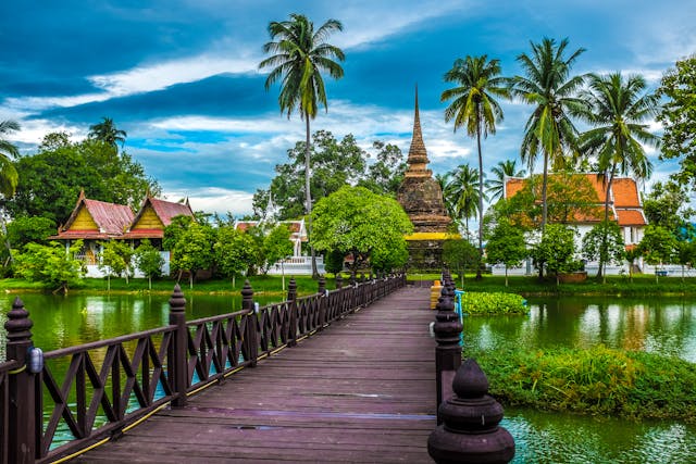 Templo rodeado de palmeras, agua y vegetación tropical, una imagen asociada a destinos culturales y accesibles para jubilados.