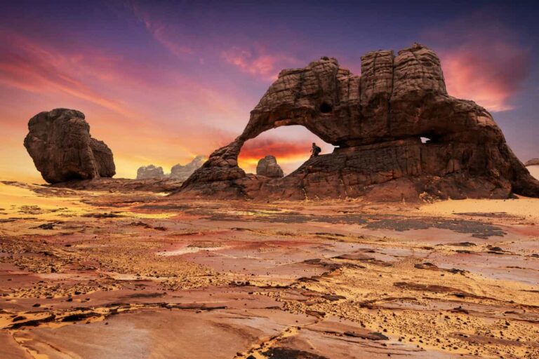 Arco rocoso en el desierto del Sahara en Argelia, uno de los paisajes naturales más impactantes del país.