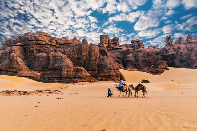 Paisaje del Sahara en Argelia con dunas, formaciones rocosas y camellos, uno de los grandes atractivos del país.