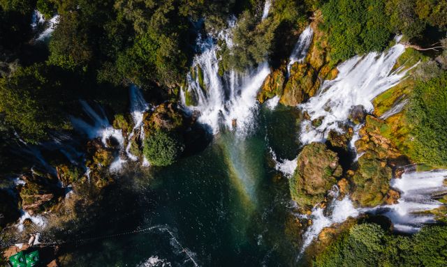 Bosnia y Herzegovina: cascadas, mapa y cómo llegar Vista aérea de cascadas rodeadas de vegetación en Bosnia y Herzegovina, uno de los paisajes naturales más visitados del país.