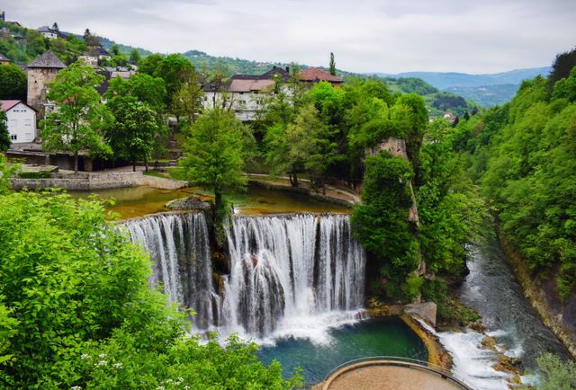 Cascada y paisaje verde en Bosnia y Herzegovina, un país de los Balcanes ubicado en el sureste de Europa.