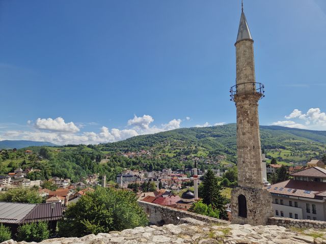 Minarete y paisaje verde en Bosnia y Herzegovina, país de los Balcanes ubicado en el sureste de Europa.