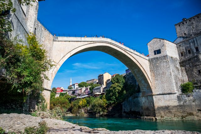 Puente Viejo de Mostar sobre el río Neretva, uno de los lugares más emblemáticos de Bosnia y Herzegovina.