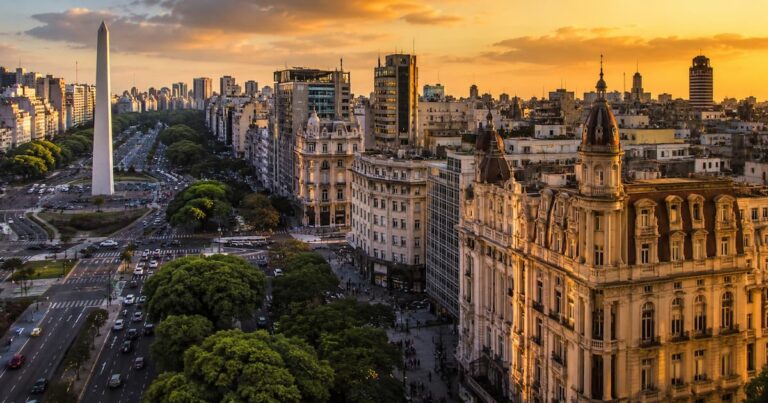 Vista de Buenos Aires al atardecer con el Obelisco, la avenida 9 de Julio y edificios hist&oacute;ricos