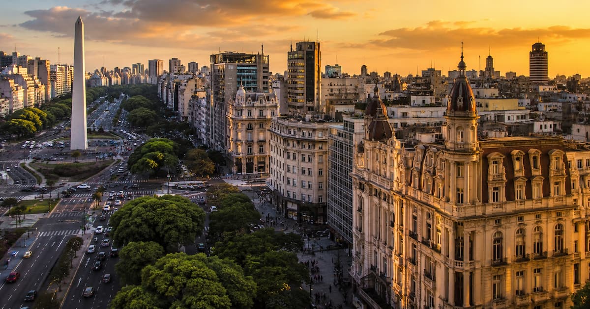 Vista de Buenos Aires al atardecer con el Obelisco, la avenida 9 de Julio y edificios históricos