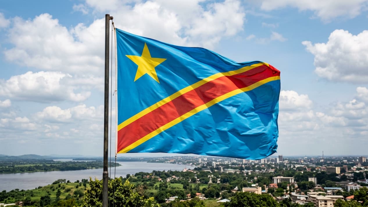 Bandera de la República Democrática del Congo ondeando sobre una ciudad, imagen relacionada con una guía sobre dónde queda Congo.