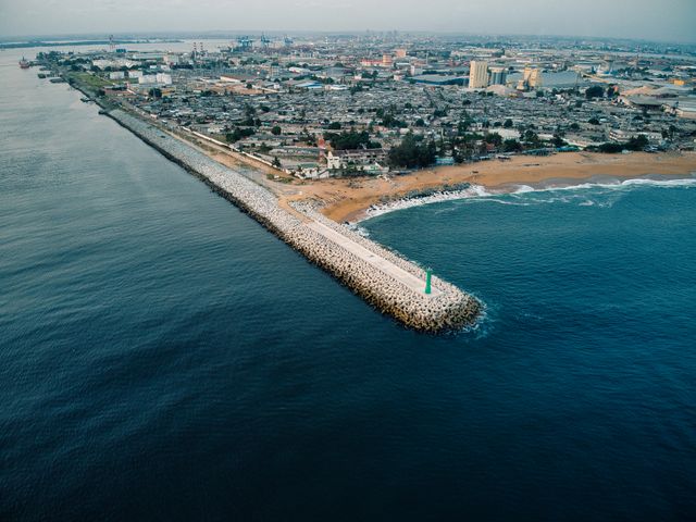 Abiyán, ciudad clave de Costa de Marfil sobre el Atlántico Vista aérea de Abiyán, principal ciudad de Costa de Marfil, junto al océano Atlántico y el golfo de Guinea.