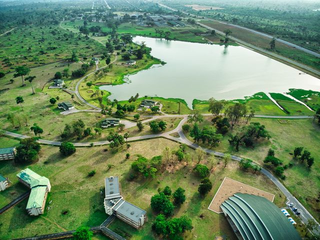 Vista aérea de un lago y zonas verdes en Costa de Marfil, imagen relacionada con una guía sobre dónde queda el país y qué ver.