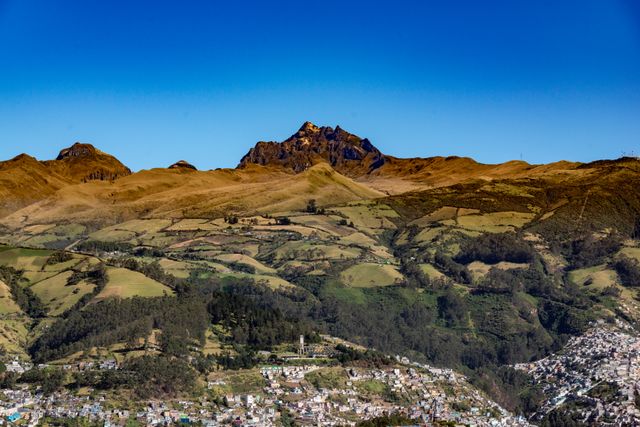 Paisaje andino de Ecuador con montañas, valles verdes y una zona urbana al pie de los cerros, imagen relacionada con dónde queda Ecuador.