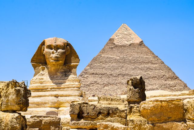 Esfinge y pirámide de Guiza en Egipto, dos de los monumentos más famosos para visitar cerca de El Cairo.