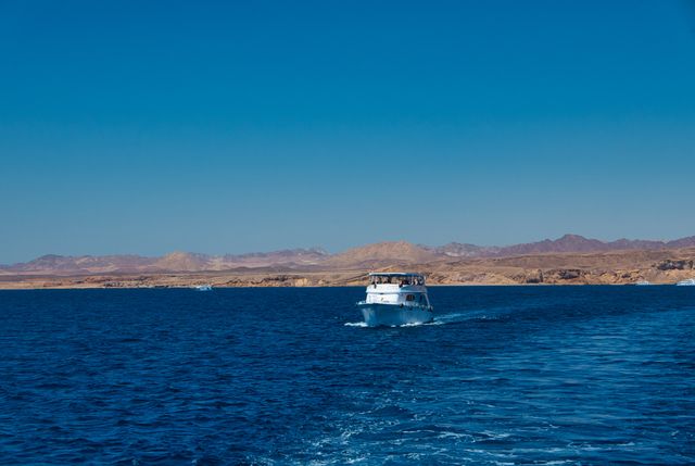 Barco navegando por el mar Rojo en Egipto, una de las zonas turísticas más importantes del país junto a Hurghada y Sharm el Sheij.